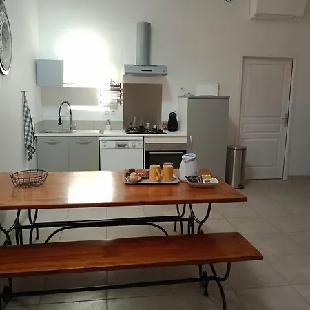 Avec Piscine Dans Un Avre De Verdure
